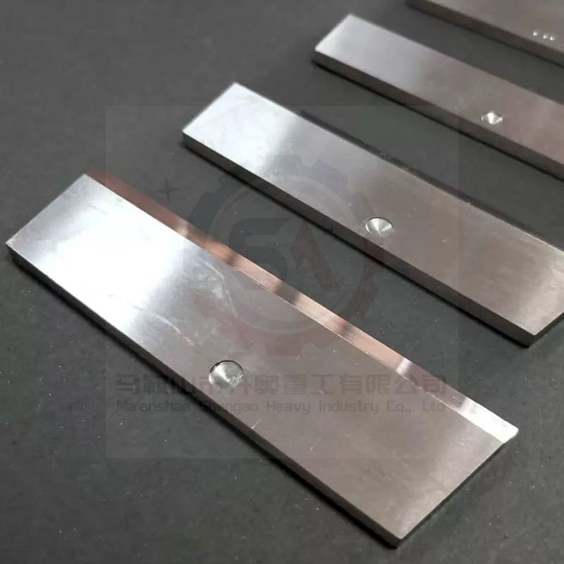 Flat blade design for thin plastic films