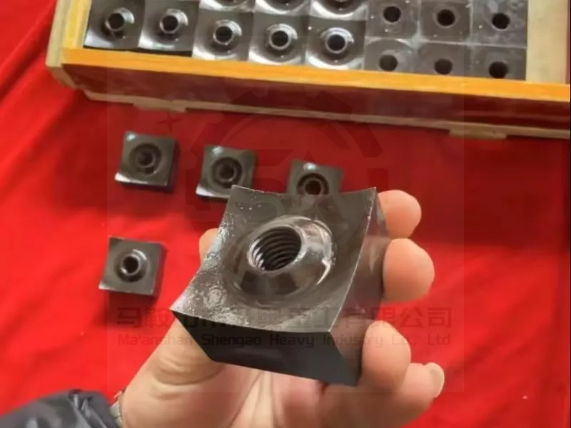 Watch Single Shaft Shredder Blade Processing Waste Rubber